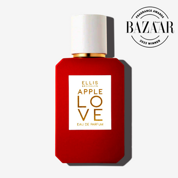 Eau de Parfum Apple Love 50ml sur fond blanc avec le badge du gagnant des Harper's Bazaar Fragrance Awards 2023.