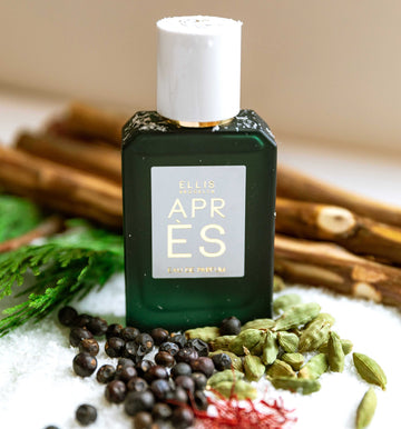 Après 50 ml Eau de Parfum avec la bouteille légèrement recouverte de neige sur la neige avec des baies, du safran, des feuilles vertes et des morceaux de bois, sur un fond beige.