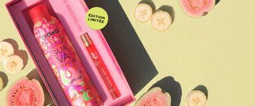 Coffret cadeau Amika x Ellis Brooklyn, comprenant le shampooing sec Perk Up et l'Eau de Parfum GUAVA GRANITA (10 ml), disposé à côté de tranches de goyave et de banane sur un fond vert clair, avec un cercle vert portant l'inscription noire « Édition limitée ».