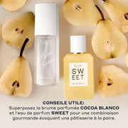 Une bouteille de brume parfumée COCOA BLANCO 90ml givrée blanche et une bouteille d'Eau de Parfum SWEET 50ml jaune disposées côte à côte sur un fond neutre clair avec des morceaux de poire autour, avec un texte en bas disant : « CONSEILE UTILE: Superposez la brume parfumée COCOA BLANCO et l'Eau de Parfum SWEET pour une combinaison gourmande evoquant une pâtisserie a la poire. »