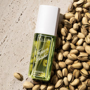 Brume Parfumée FOREVER PISTACHIO 90ml sur marbre beige et tas de pistaches