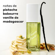 Brume parfumée FOREVER PISTACHIO 90 ml entre glaçage blanc, pistaches et une gousse de vanille sur fond blanc avec du texte noir indiquant « notes de pistache, babeurre, vanille de Madagascar »