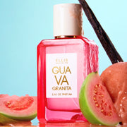 GUAVA GRANITA Eau de Parfum 50 ml avec une gousse de vanille appuyée contre le bouchon, posée sur une surface réfléchissante entre des tranches de goyave coupées, toutes couvertes de gouttelettes d'eau sur un fond bleu.