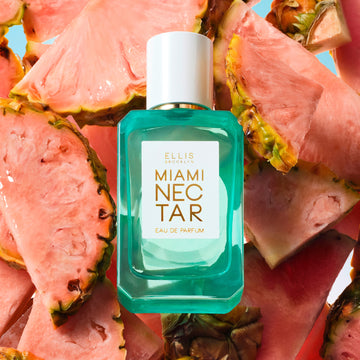 Miami Nectar 50ml Eau de Parfum sur des tranches d'ananas rose, sur fond bleu.
