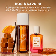 Image présentant un flacon de 250 mL de brume parfumée Miss Amber et un flacon de 50 mL d'Eau de Parfum Queens Caramel, avec un texte en haut indiquant « BON A SAVOIR: Superposez MISS AMBER et QUEENS CARAMEL pour un effet épicé-sucré. » Des cubes de caramel décoratifs, une tranche d'orange, une gousse de vanille et du sel rose sont disposés autour des flacons sur un fond beige chaud.