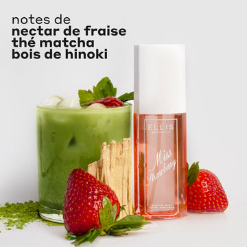 Vaporisateur de parfum MISS STRAWBERRY 90 ml à côté de poudre de matcha, deux fraises, bois de hinoki, et une tasse en verre remplie de glace, de thé matcha et d’une fraise avec un texte noir indiquant « notes de nectar de fraise, thé matcha, bois de hinoki » sur fond blanc