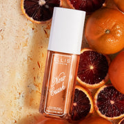 Le parfum en brume NEW CRUSH 90 ml repose sur du marbre orange, des oranges sanguines tranchées et des clémentines
