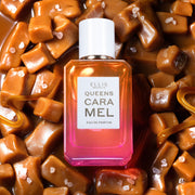 Queens Caramel 50ml Eau de Parfum sur des cubes de caramel, du caramel fondu et du sel rose.