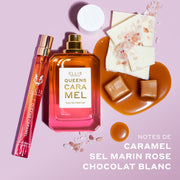 Spray de voyage Queens Caramel 10ml Eau de Parfum à côté de Queens Caramel 50ml Eau de Parfum sans bouchon, avec du caramel fondu, des carrés de caramel, des morceaux de chocolat blanc et du sel rose, au-dessus d'un texte blanc qui dit « Notes de caramel, sel marin rose, chocolat blanc » sur un fond rose clair.