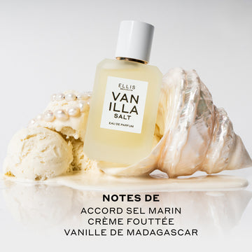 Vanilla Salt 50 ml Eau de Parfum posé sur un coquillage blanc dans de la glace à la vanille fondue à côté de boules de glace à la vanille et de perles sur fond blanc au-dessus d’un texte noir qui dit « Notes de accord sel marin, crème fouettée, vanille de Madagascar ».