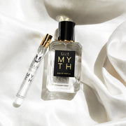 Myth 50 ml Eau de Parfum à côté de Myth 10 ml Eau de Parfum Vaporisateur de voyage sur un drap en satin blanc