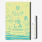 ISLA SIRENA Eau de Parfum flacon de 1,5 ml à côté d’un support de flacon vert ISLA SIRENA avec des images dessinées en bleu d’oiseaux, d’une montagne, d’une sirène assise sur un rocher, des ondulations de l’eau, et le logo du lion littéraire Ellis Brooklyn ainsi que le texte bleu 'Ellis Brooklyn ISLA SIRENA Eau de Parfum'