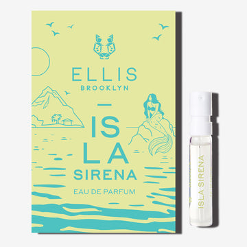 ISLA SIRENA Eau de Parfum flacon de 1,5 ml à côté d’un support de flacon vert ISLA SIRENA avec des images dessinées en bleu d’oiseaux, d’une montagne, d’une sirène assise sur un rocher, des ondulations de l’eau, et le logo du lion littéraire Ellis Brooklyn ainsi que le texte bleu 'Ellis Brooklyn ISLA SIRENA Eau de Parfum'