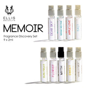 Dear Sky Eau De Parfum 1,5 ml flacon, Miami Nectar Eau De Parfum 1,5 ml flacon, Apple Love Eau De Parfum 1,5 ml flacon, Salt Eau De Parfum 1,5 ml flacon, Sun Fruit Eau De Parfum 1,5 ml flacon, Florist Eau De Parfum 1,5 ml flacon, Myth Eau De Parfum 1,5 ml flacon, Sweet Eau De Parfum 1,5 ml flacon et Vanilla Milk Eau De Parfum 1,5 ml flacon, sur fond blanc avec logo Ellis Brooklyn noir et texte noir indiquant « Memoir Fragrance Discovery Set 9 x2ml ».