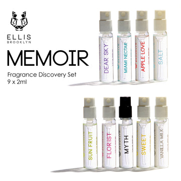 Dear Sky Eau De Parfum 1,5 ml flacon, Miami Nectar Eau De Parfum 1,5 ml flacon, Apple Love Eau De Parfum 1,5 ml flacon, Salt Eau De Parfum 1,5 ml flacon, Sun Fruit Eau De Parfum 1,5 ml flacon, Florist Eau De Parfum 1,5 ml flacon, Myth Eau De Parfum 1,5 ml flacon, Sweet Eau De Parfum 1,5 ml flacon et Vanilla Milk Eau De Parfum 1,5 ml flacon, sur fond blanc avec logo Ellis Brooklyn noir et texte noir indiquant « Memoir Fragrance Discovery Set 9 x2ml ».