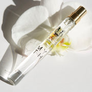 Myth 10ml Eau de Parfum vaporisateur de voyage posé sur une fleur d'orchidée blanche sur fond blanc.