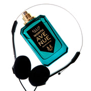 Flacon de parfum Worth Avenue 50ml sans bouchon posé sur des écouteurs, sur fond blanc.