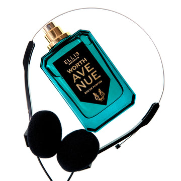 Flacon de parfum Worth Avenue 50ml sans bouchon posé sur des écouteurs, sur fond blanc.