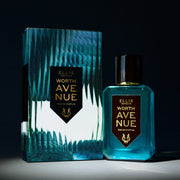 Eau de Parfum Worth Avenue 50ml à côté de la boîte Worth Avenue Eau de Parfum sous les projecteurs, sur fond noir.