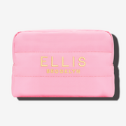 Trousse de maquillage rose avec broderie dorée qui dit « Ellis Brooklyn » sur fond blanc