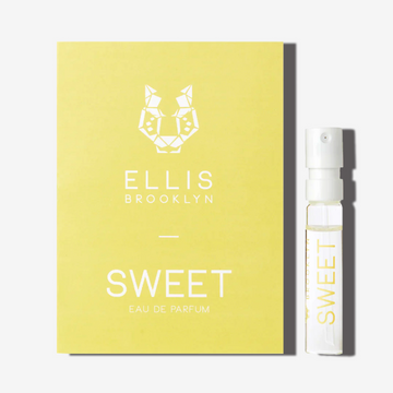 Petit flacon de 1,5 ml d'Eau de Parfum Sweet à côté du porte-flacon jaune Sweet Eau de Parfum.