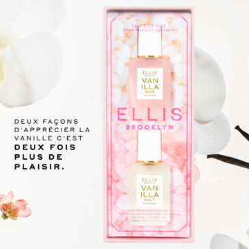 Coffret cadeau Ellis Brooklyn Twice as Nice contenant une mini-bouteille de 7,5 mL Vanille Sel et une mini-bouteille de 7,5 mL Vanille Riz, présentées dans un emballage boîte à fenêtre rose à motifs floraux, décoré de fleurs d’orchidée blanches et de gousses de vanille sur fond blanc, avec un texte promotionnel sur le côté gauche du fond qui dit « DEUX FACONS D'APPRECIER LA VANILLE C'EST DEUX FOIS PLUS DE PLAISIR ».