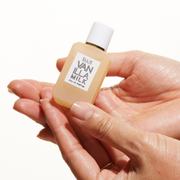 Modèle portant une bague en or tenant le Mini Vaporisateur Vanilla Milk 7,5 ml Eau de Parfum à deux mains.