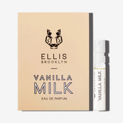 Vial de Vanille Lait 1,5 ml Eau de Parfum à côté de la carte support de flacon beige Vanille Lait Eau de Parfum.