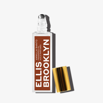 Huile parfumée Vanille Santo 15 ml avec le bouchon retiré sur fond blanc.