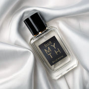 Myth 50ml Eau de Parfum sur un drap de satin blanc.