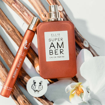 IMAGE 3: SUPER AMBER 50ML BOTTLE AND TRAVEL SPRAY WITH SCENT NOTES CLOSE UP