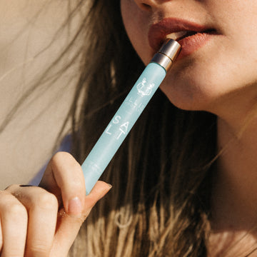 IMAGE 4: MODEL HOLDING SALT travel spray